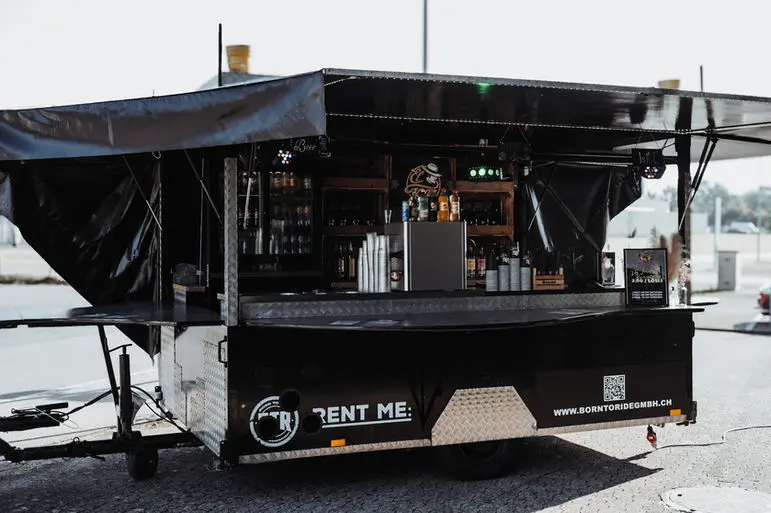 Barwagen «Drink Buddy» aufgeklappt, von aussen