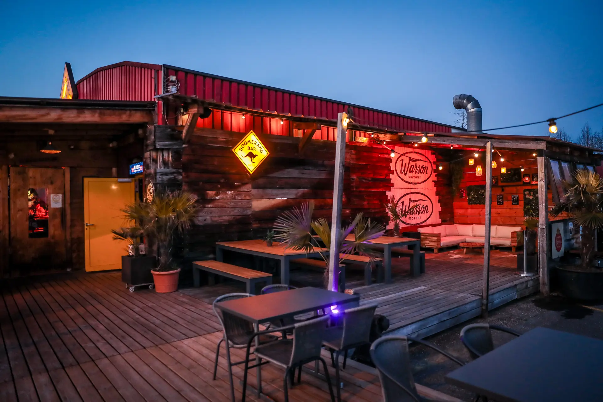 Die Boomerang Bar in Jona in der Abenddämmerung