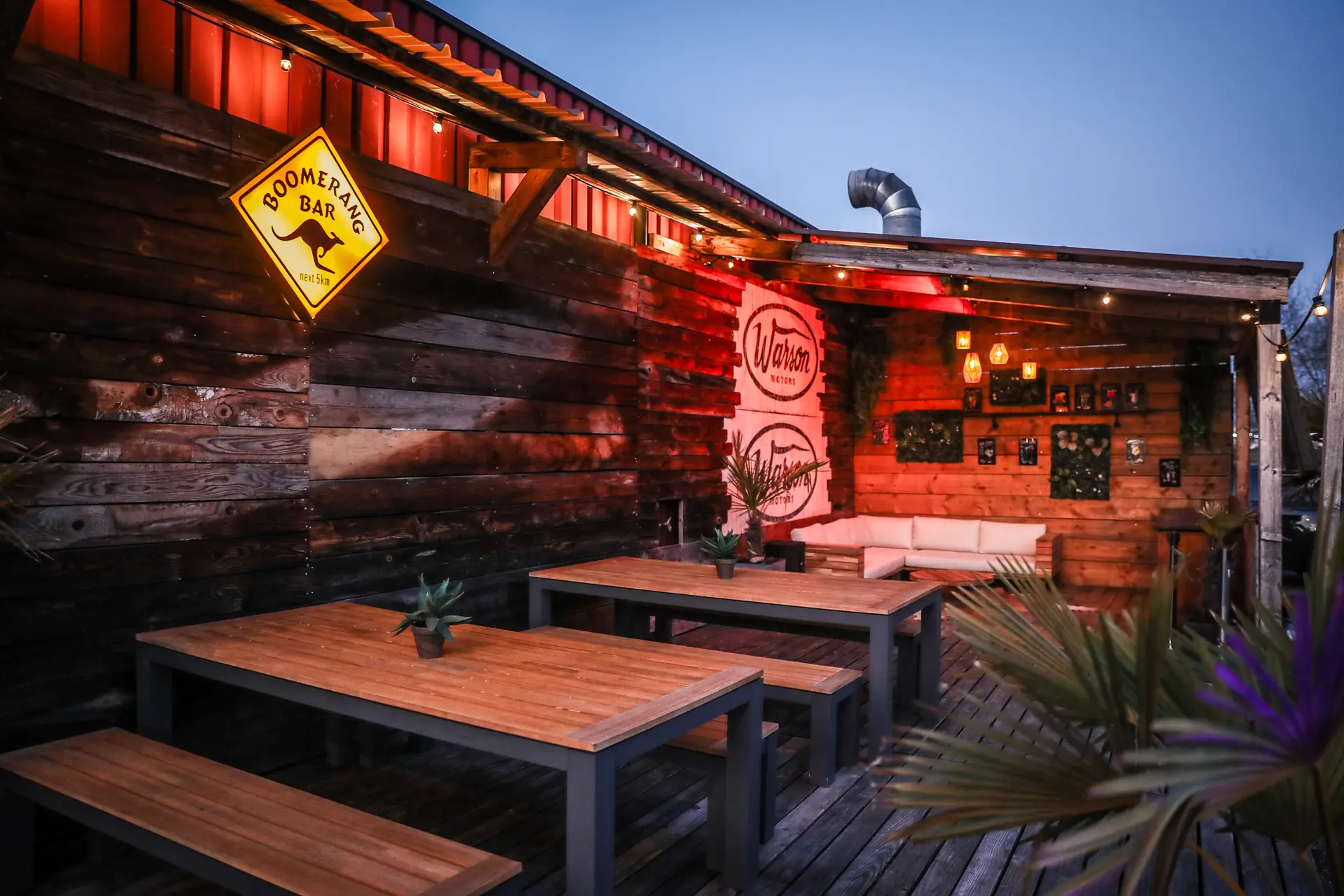 Schild der Boomerang Bar am Abend